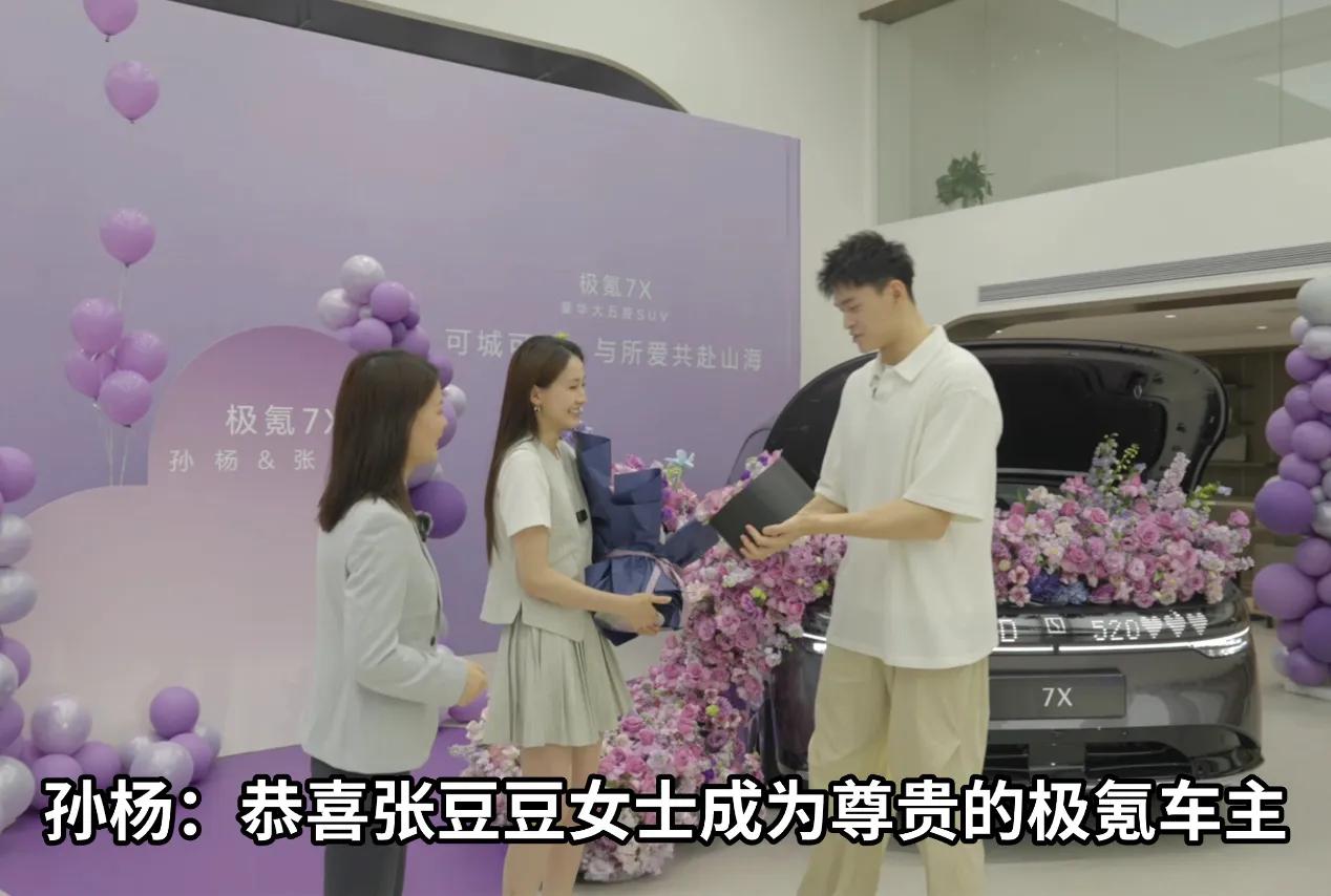 这波狗粮撒得连泳池都要变蜜罐了！在520这个连空气都冒粉红泡泡的日子，泳坛"人形