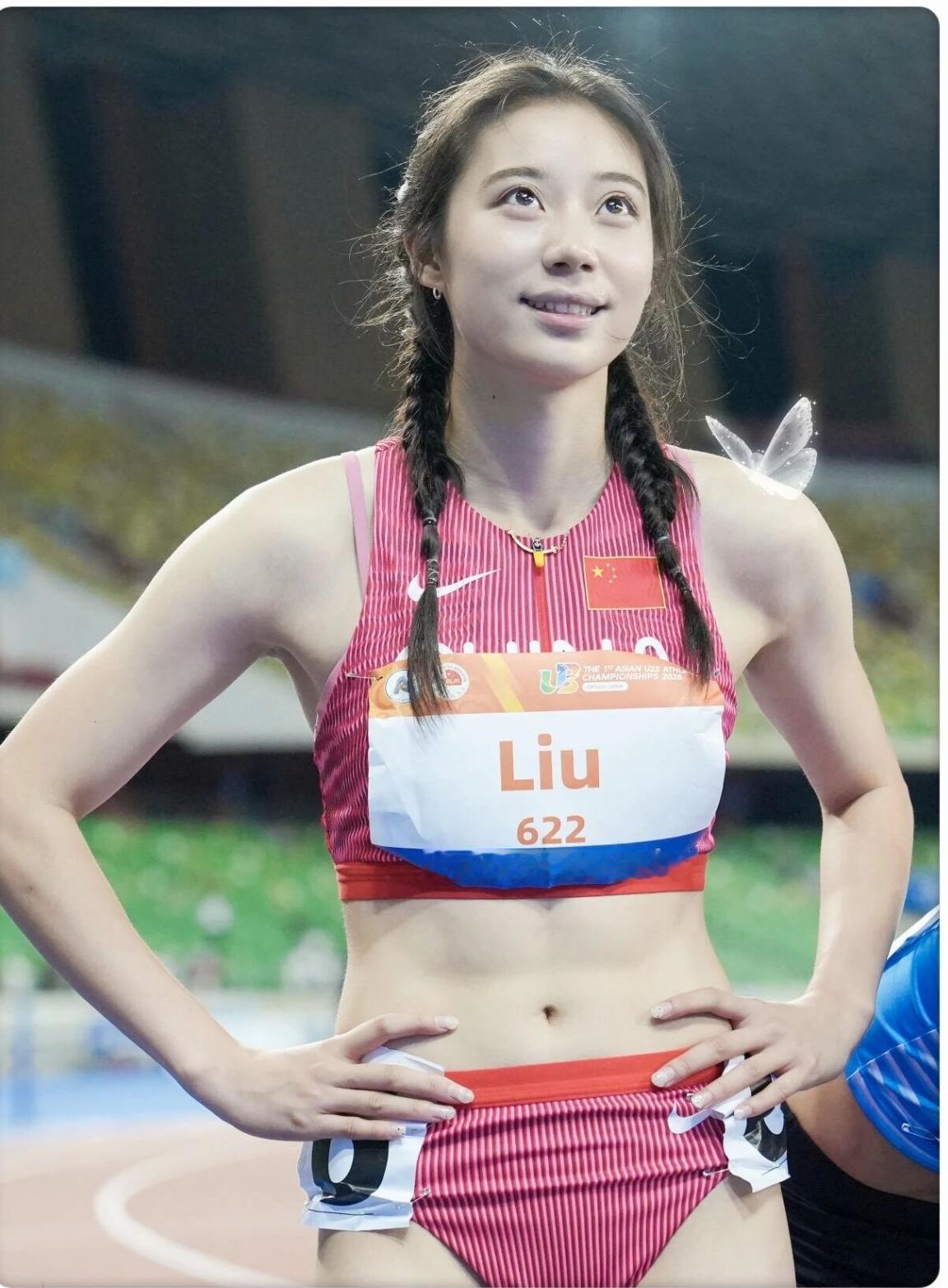 赛场追风，少年发光！
北大飞人刘峡君，亮相亚洲青年田径赛场！
 
一身国旗红竞速