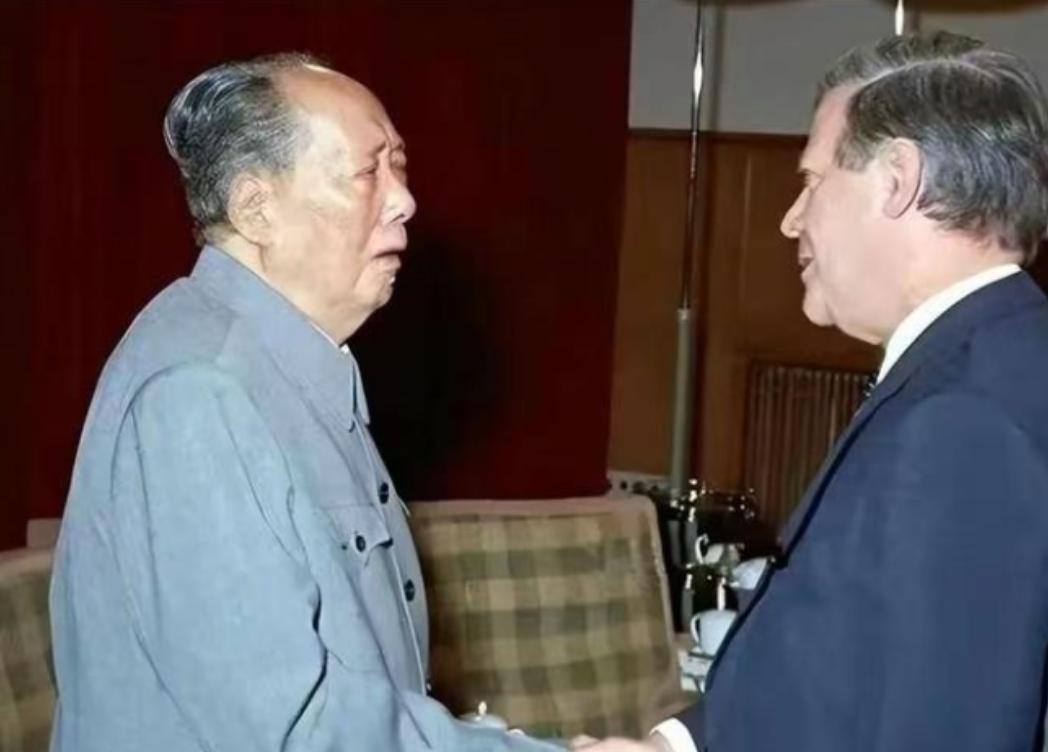1975年，西德总理施密特站在毛主席病榻前，开口就是一句：“欧洲必须联合起来，抗