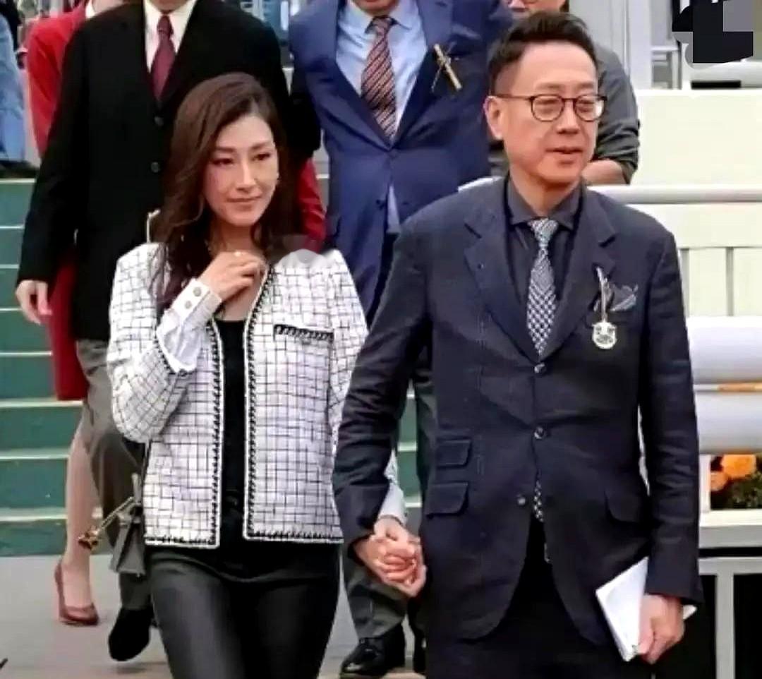 每月领200万，许晋亨把全港的笑话过成了童话。

当年他甩了赌王千金何超琼，顶着