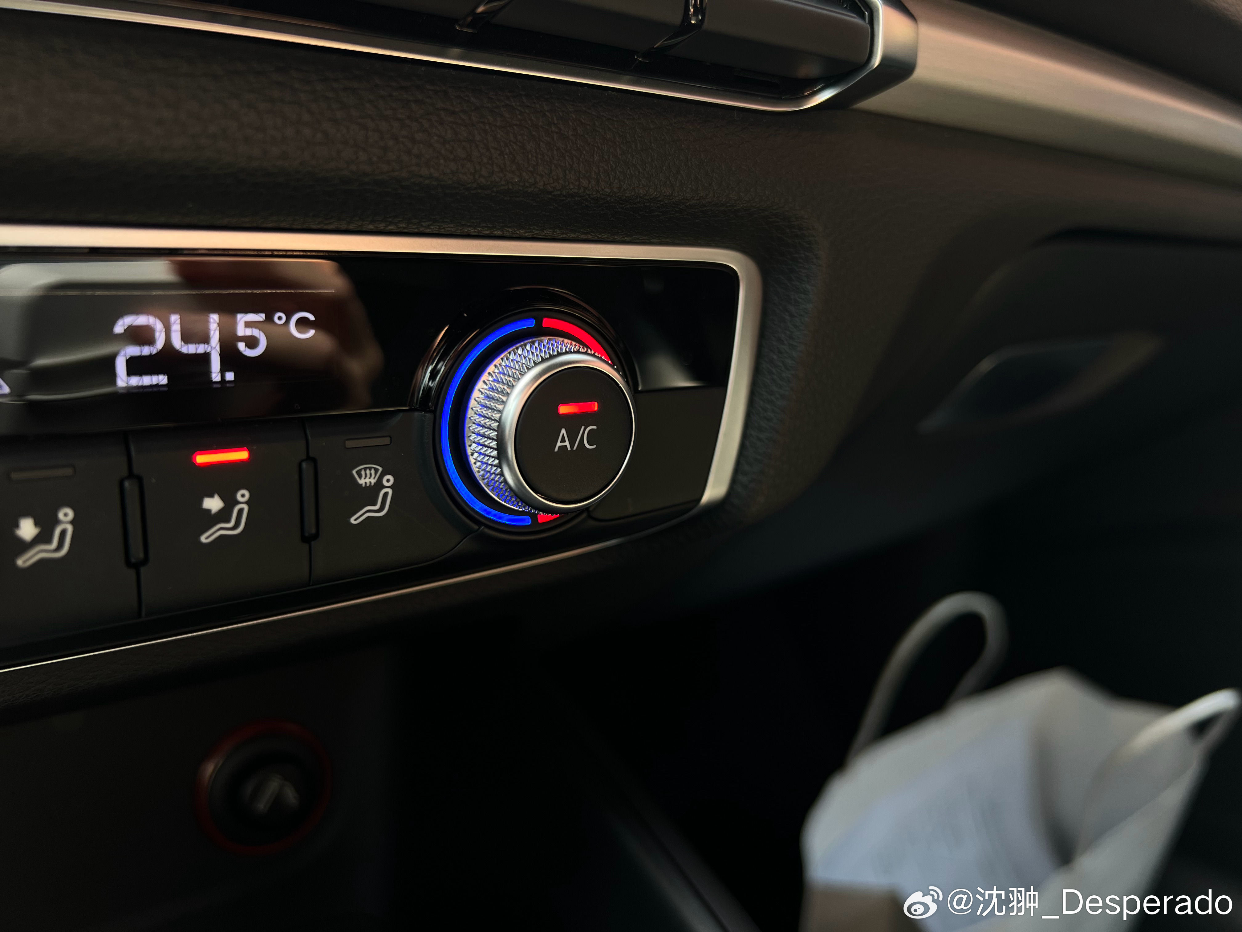 纪念今年第一次开冷风。今天中午北京可是够热的，车上已经呆不住了 北京