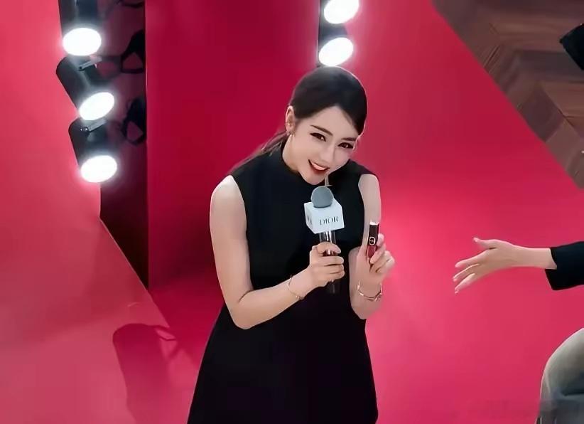 迪丽热巴被骂了7年谎报身高，说她是小矮子。结果南京活动那天，路人的手机拍了个清楚