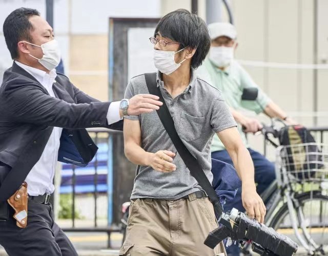 《令和维新之歌》令和四年，物价不降。佞臣当道，疫病横行。大和不幸，皇纲失统。贼臣