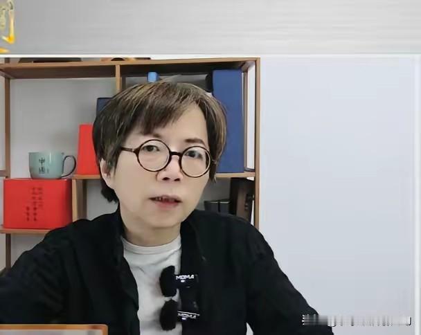 黄智贤是糊涂还是恶毒？为啥专门找蓝白的事儿？

前几天她发声怒骂法官，说徇私枉法