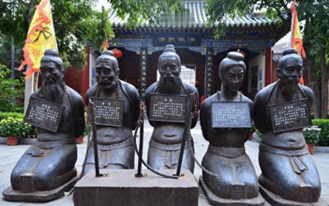 杭州岳飞墓前原本跪着5个人，如今只剩下4个，是谁不用跪了？
 
500多年来,他