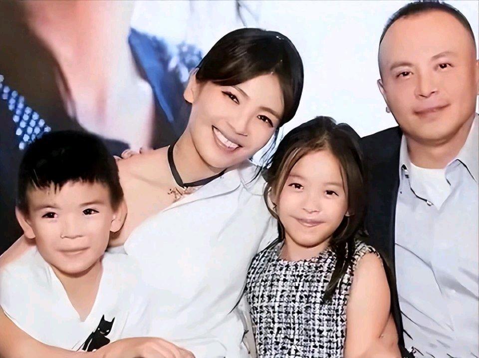 王珂大概怎么也想不到，当初为他还清4亿多债务的刘涛，走上了另一条上坡路。普通人家