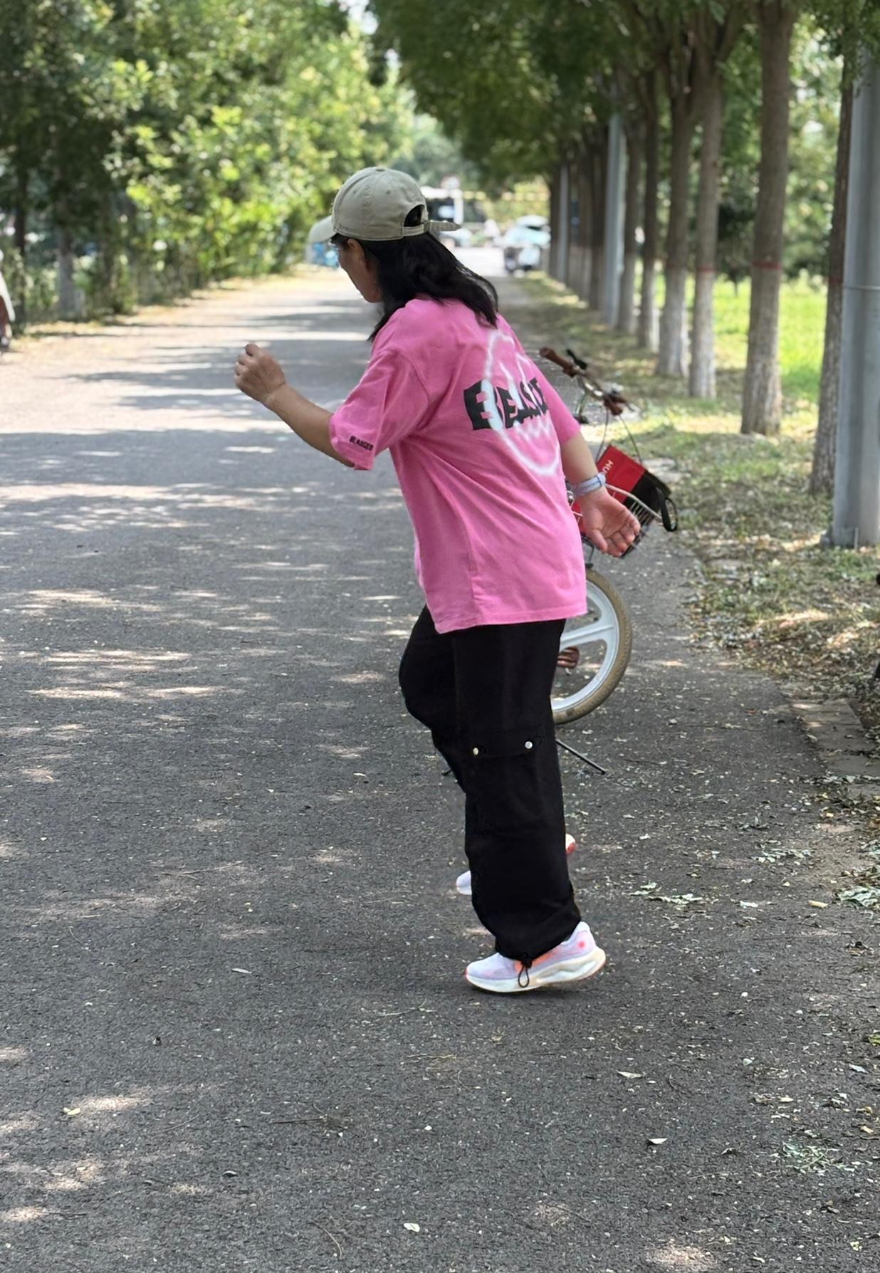 散步的时候，发现河边有个粉色衣服的小姑娘在跳舞，走近一看，居然是一位比我年龄还大