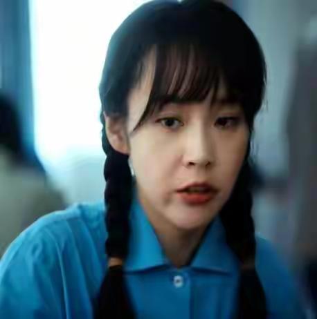 37岁的张佳宁在《重器》里演1983年的大学生，别的不说，就觉得她说台词嘴巴不大