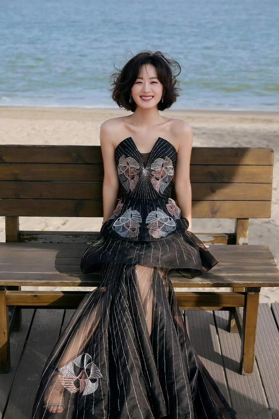 赵丽颖的修图师也太不用心了啊，怎么还能出现6根脚趾这样的话情况呢？ ​​​