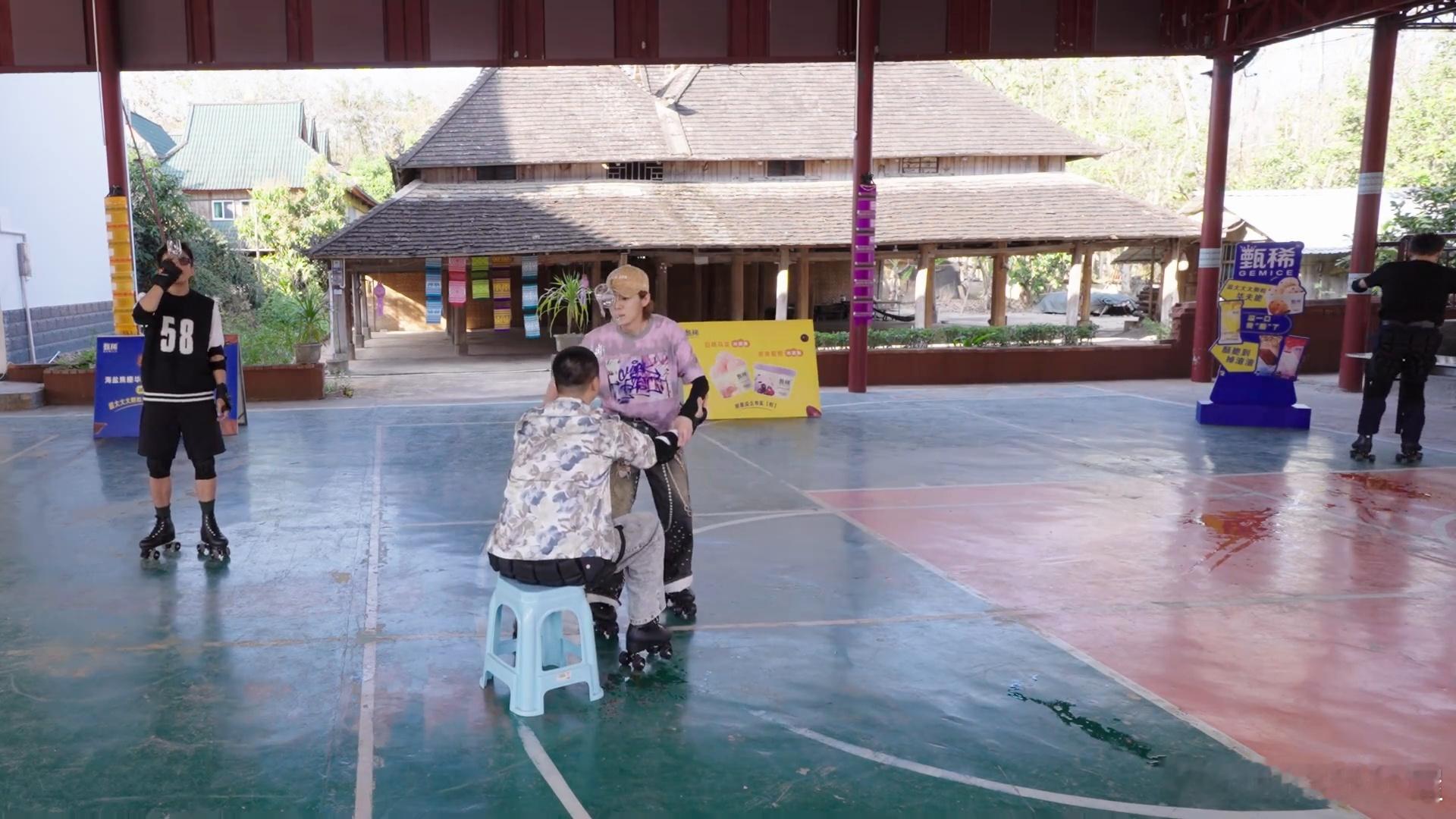 鹿晗和马頔传水笑料多！鹿晗误伤马頔鹿晗是在给马頔洗脸吗哈哈哈哈哈  鹿晗倒水没对