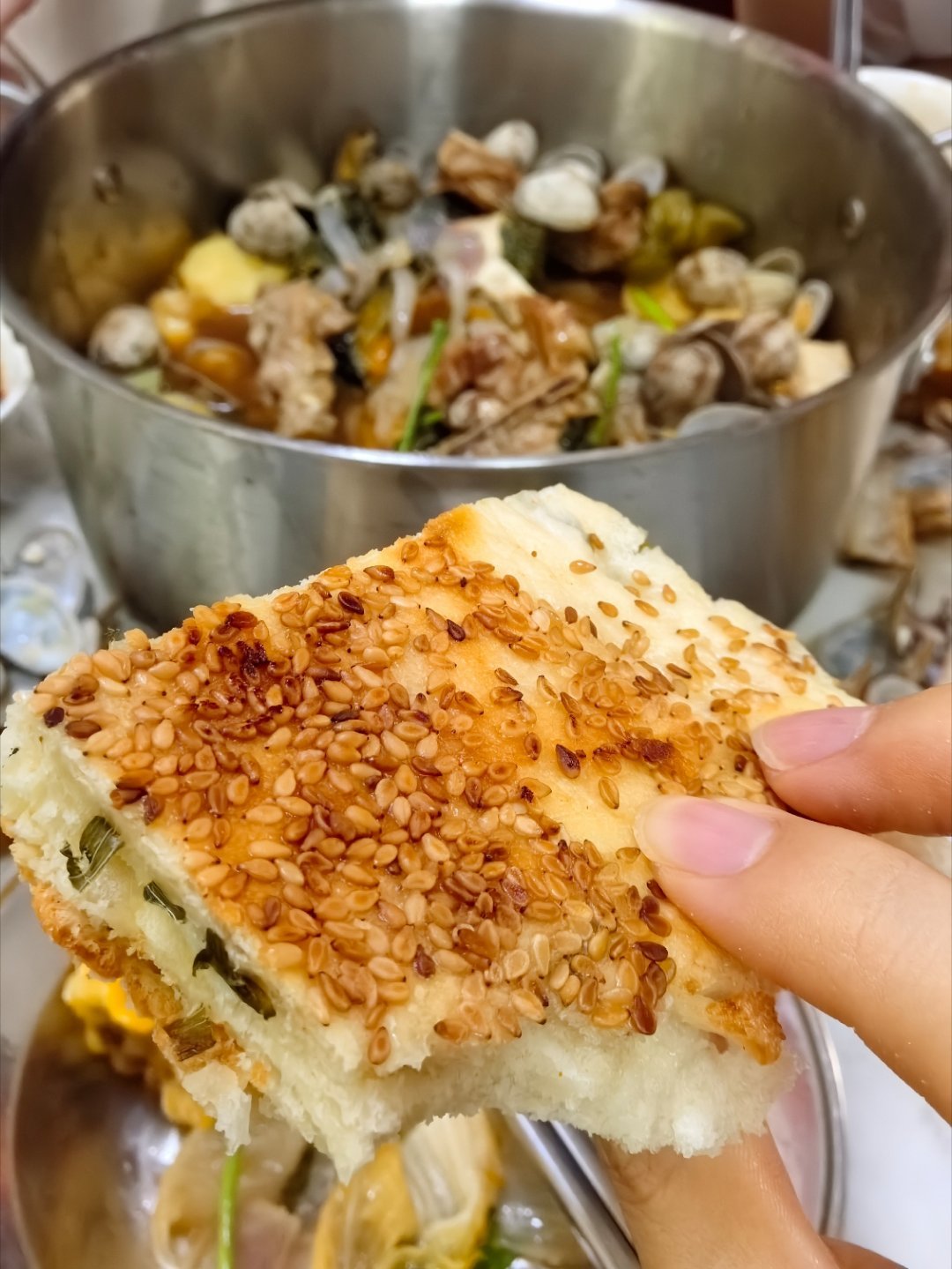 每日一餐分享 一不小心又吃多了，葱油饼太香了