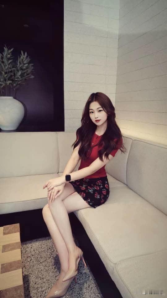 优雅红裙，静坐沙发，尽显迷人魅力