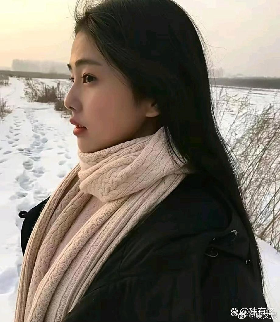 白鹿刚出道时长相十分邻家接地气，没有过于惊艳的锋芒，自带朴素自然的亲切感。 