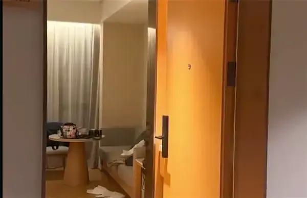 房门敞了8小时，20万器材没丢，酒店反而让顾客“别追究”？

“再追究下去对你我