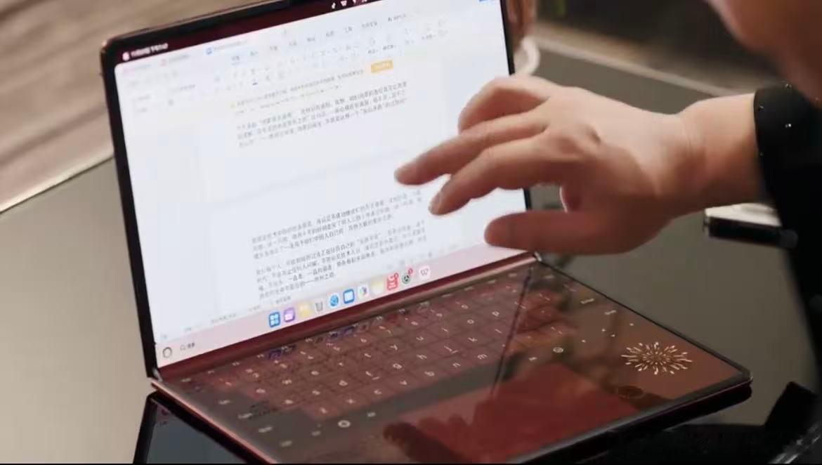 内娱都爱的超大折 看《狂想之城》新一期就发现了，内娱最近流行的不是新款包包，而是