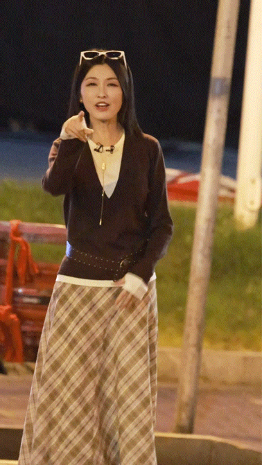 徐洁儿老来得粉放下演员的固有标签，徐洁儿迎难而上挑战唱跳舞台，这份勇气搭配暖心应