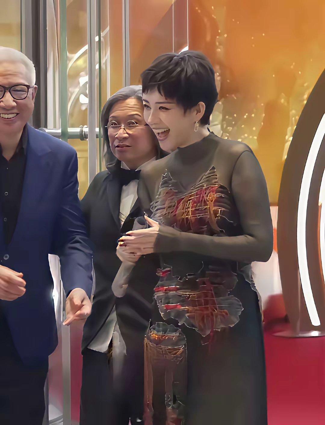 这一看就是出道很久了！你认出来是谁了吗？我看着像章子怡。 