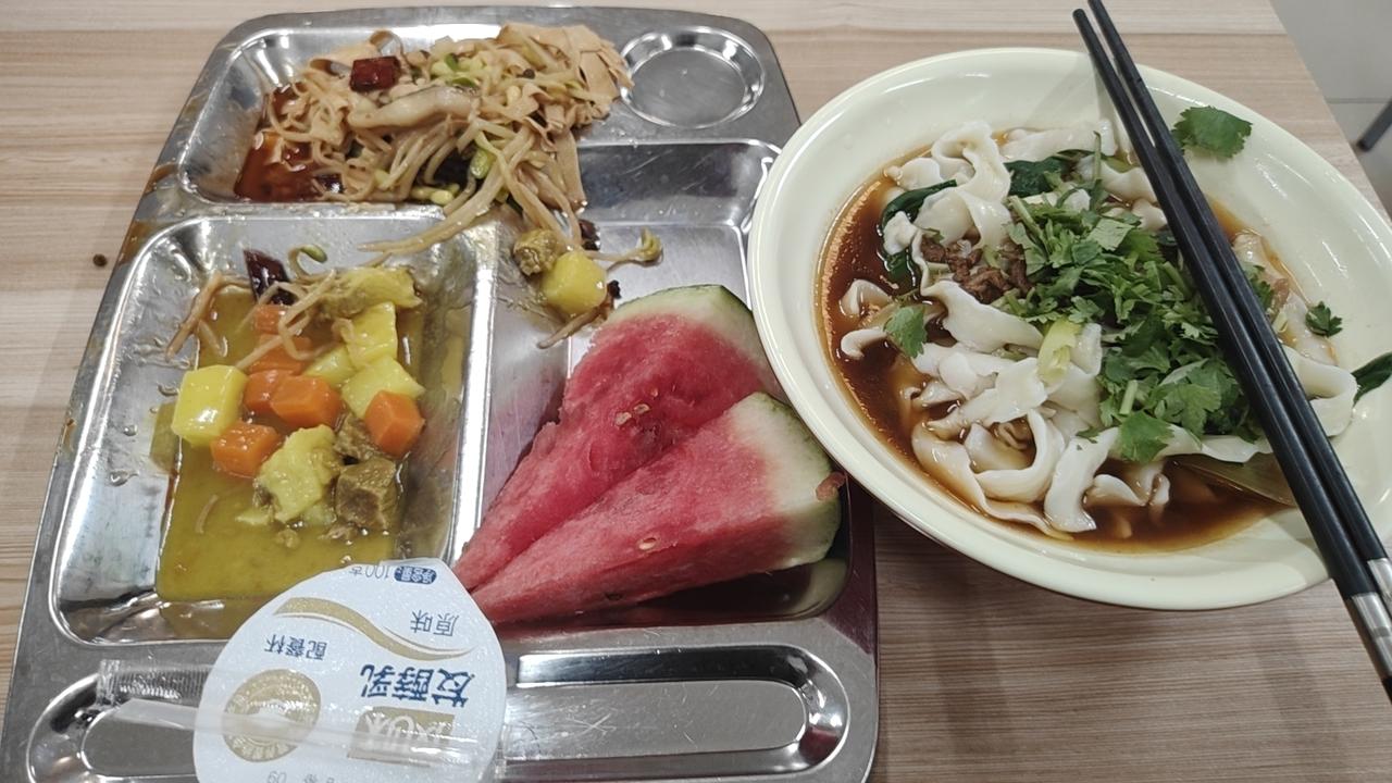 战争初期，他凭借出色的政治传播与动员能力，成功塑造了“战时领袖”的符号，凝聚了国