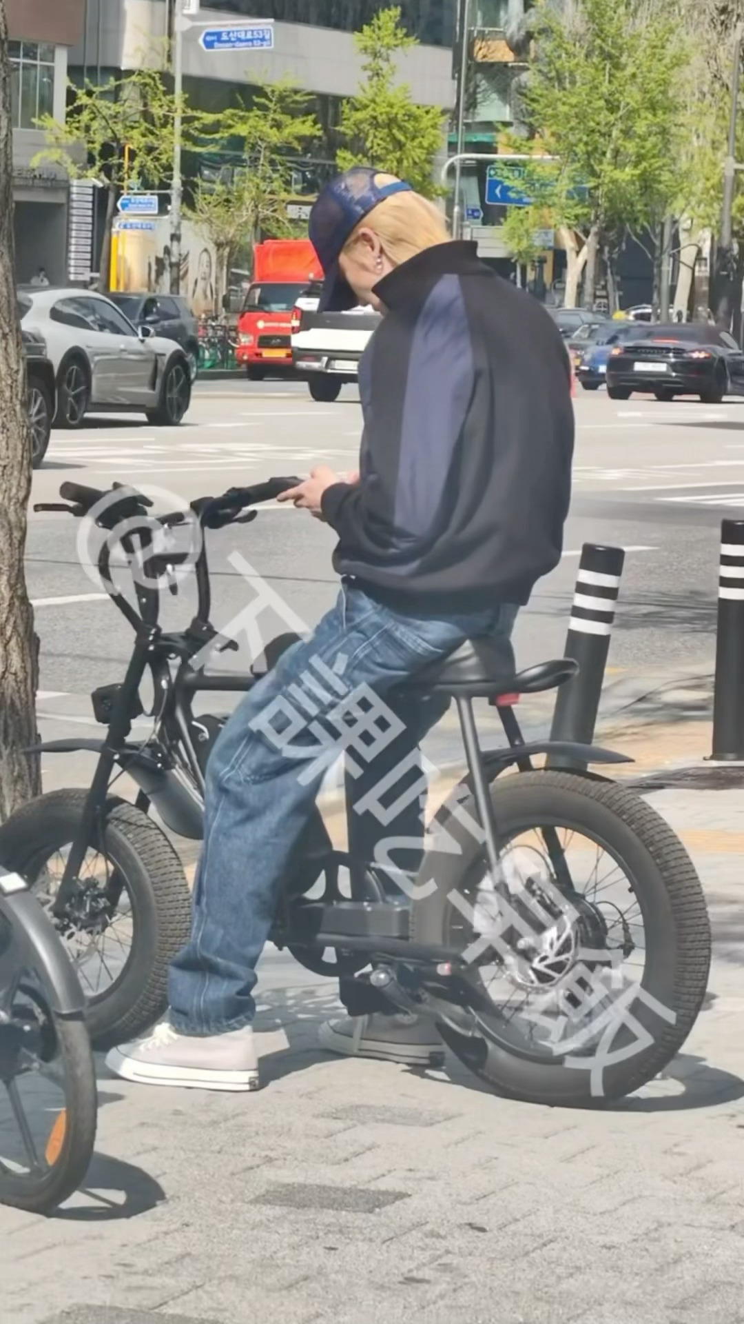 粉丝就这样水灵灵偶遇小八但是骑这个小电动自行车好可爱吧偶遇徐明浩骑电动自行车