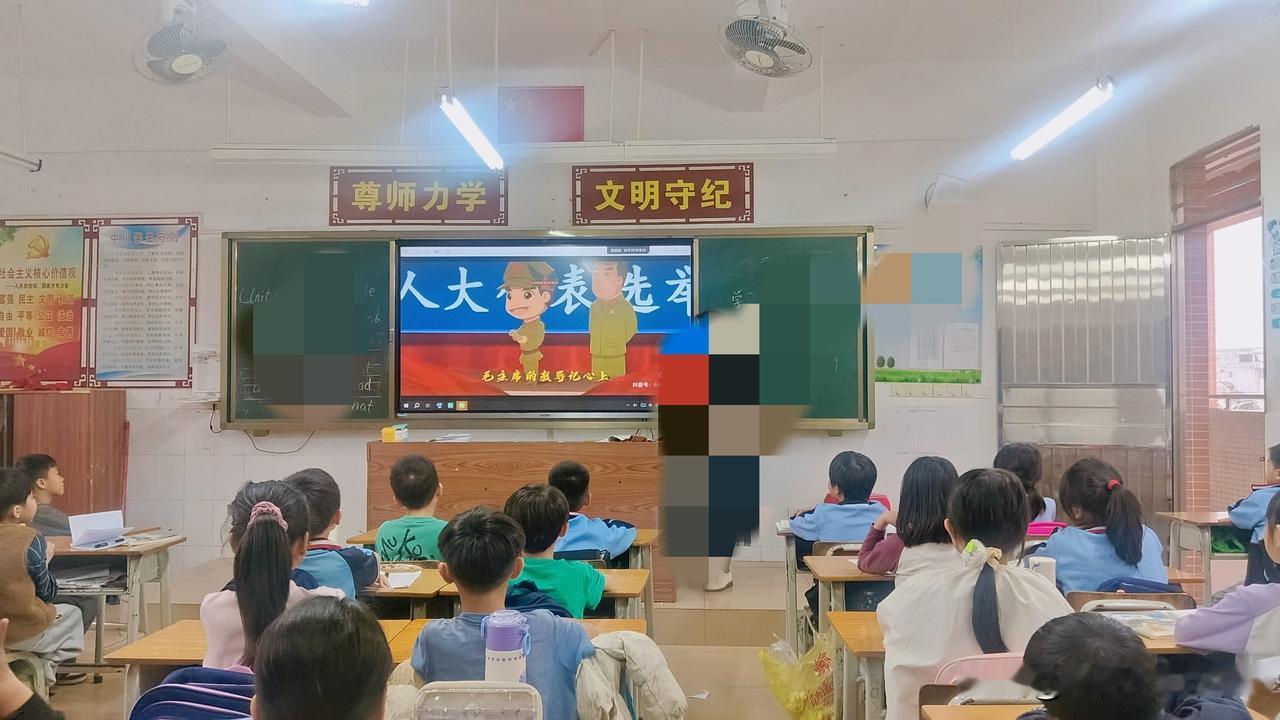 现在的学生上课感觉没了魂，三魂七魄不知去哪了，上课总是神不守舍的，要么讲话，要么