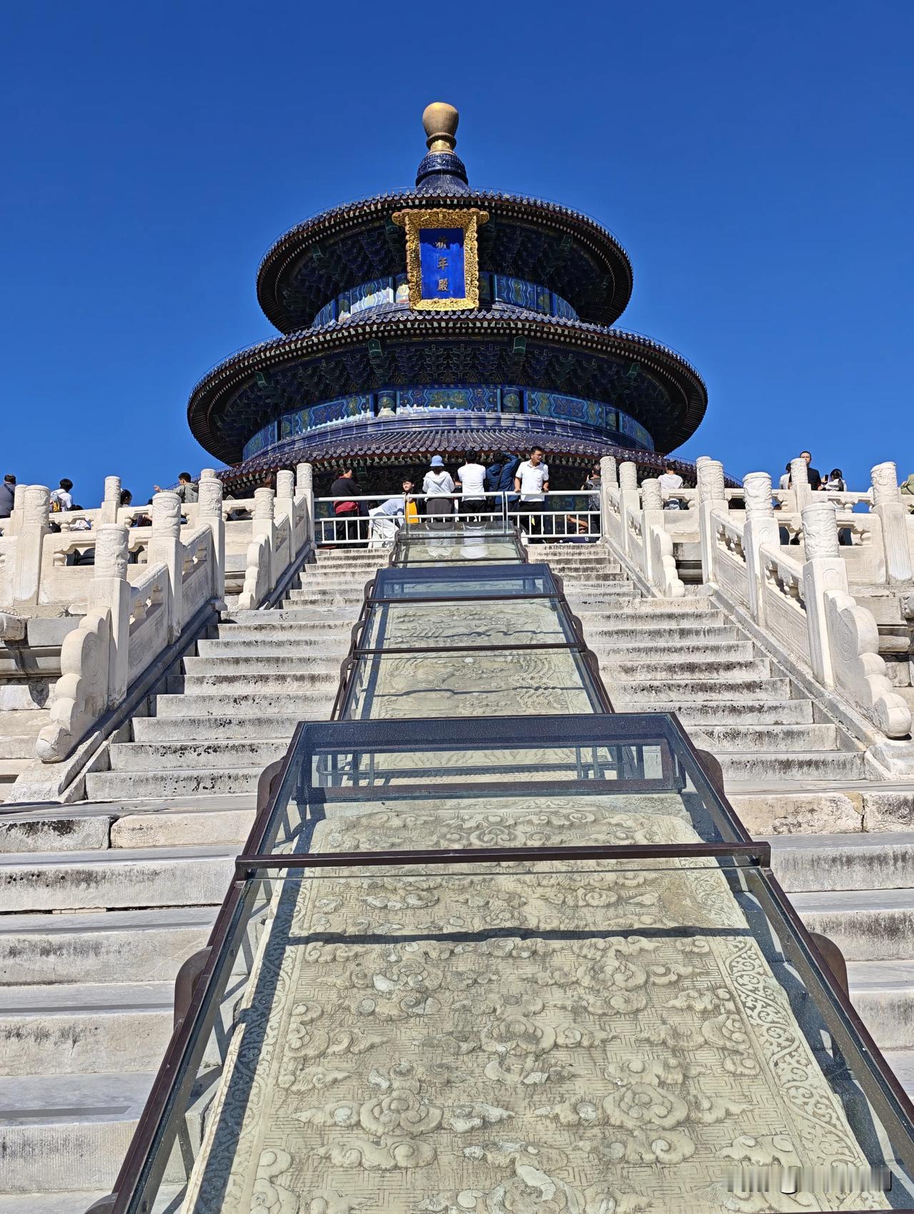 人流适中，晴空万里，非常完美的一天。天坛公园，绝对是是天地日月四个坛公园里让人最