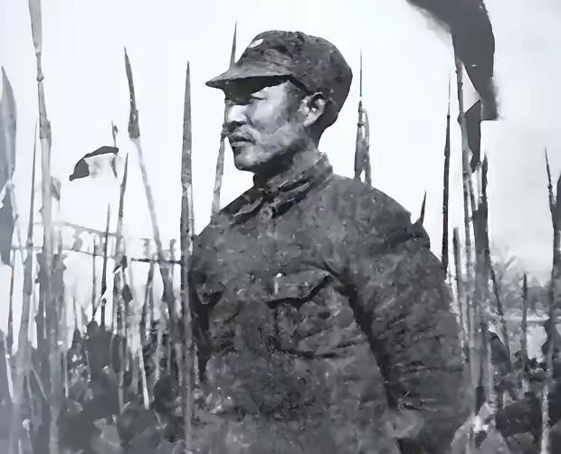 1943年，苏北伪军排长谷德培，搜剿时撞见困于厕所的新四军，抬手朝天连开三枪：他
