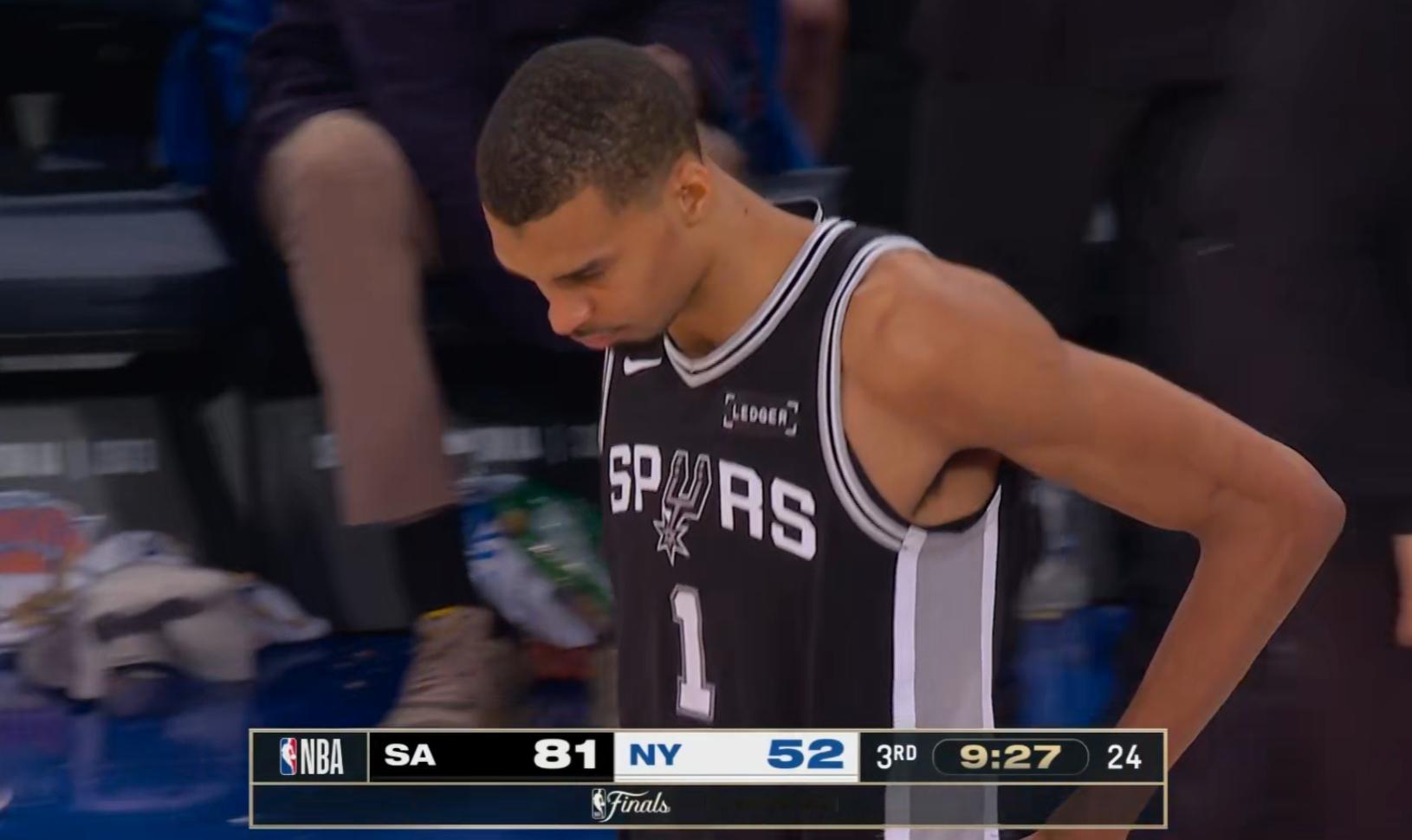 文班亚马抢位时肘到唐斯下巴，裁判看回放，给了文班一级恶意。nba总决赛马刺vs尼