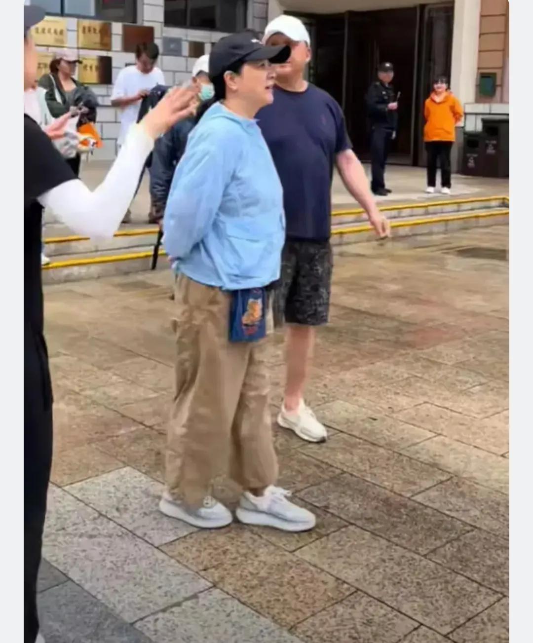 最近网友在陕西宝鸡太白山风景区偶遇著名演员陈小艺一家三口。57岁的她穿着简单。微