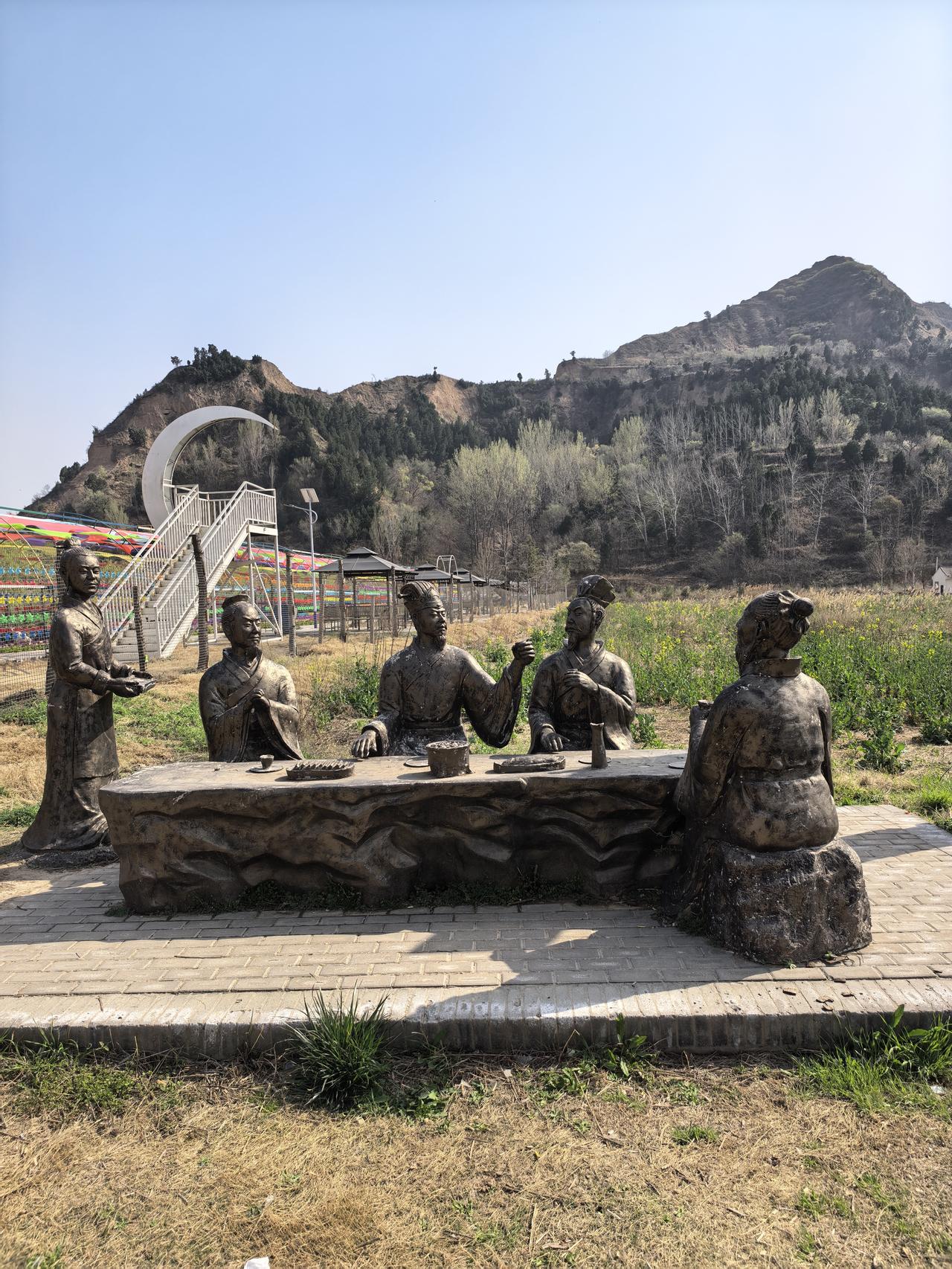 围着这几个人转了一圈，也没有搞懂他们在做什么，吃酒还是喝茶？没在附近见到说明，下