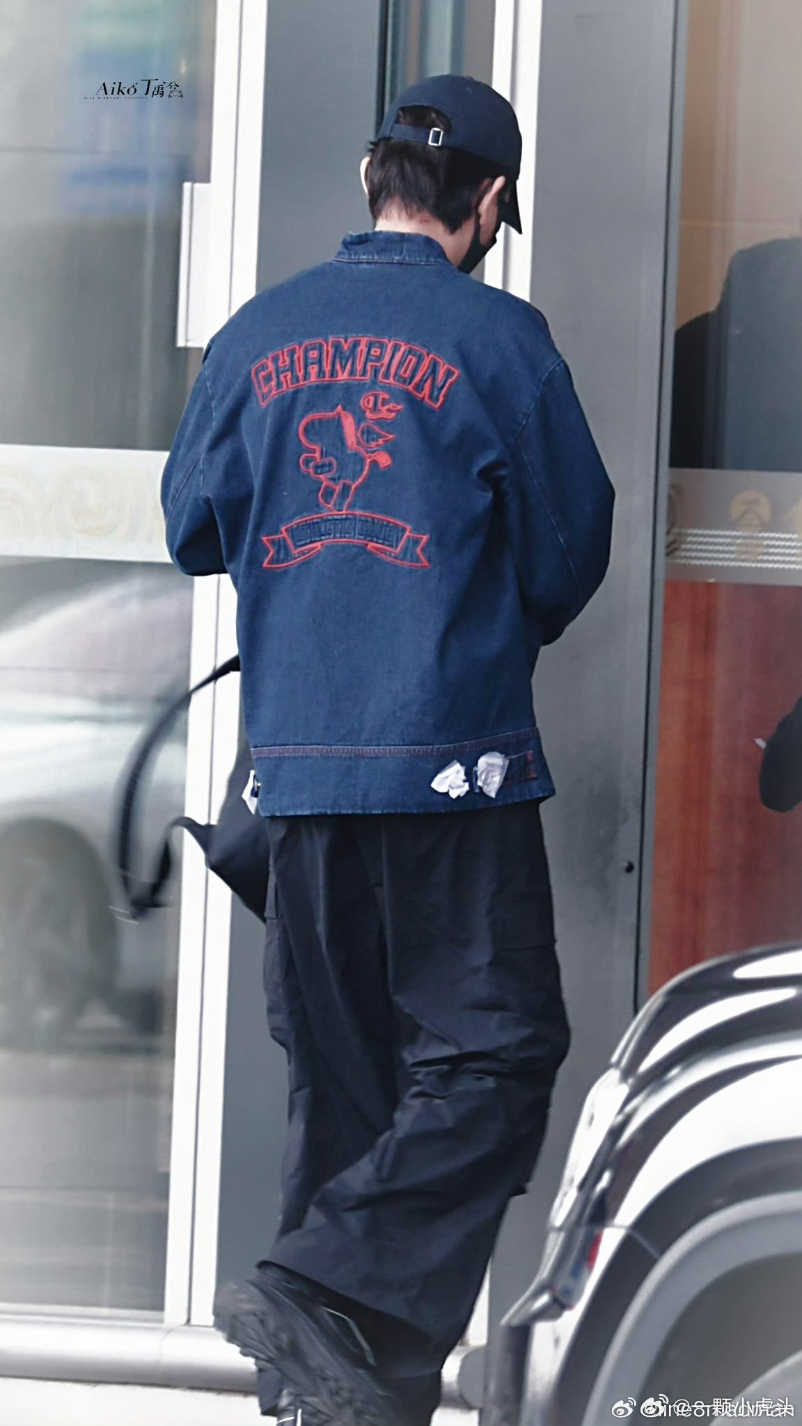 丁禹兮，你衣服上的纸巾忘记拿掉了！ 