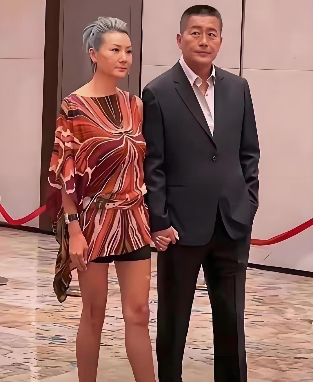 62岁的高曙光，携小16岁的妻子王玲出席活动。你觉得他们般配吗？