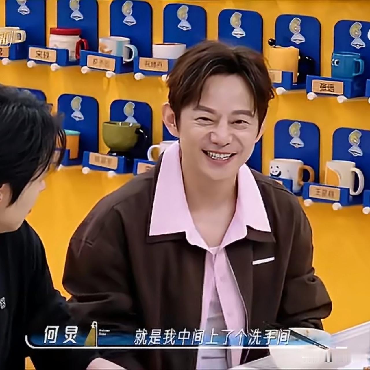 有一次何老师去吴昕家做客，中途上完厕所后出来后，发现客厅黑漆漆一片。转头一看，吴