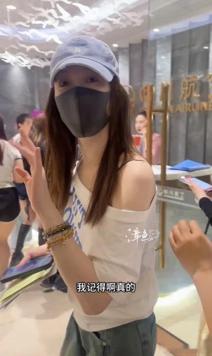 李小冉出发录制新综艺就这个熟人局爽！李小冉出发录制新综艺不想睡的星期五啦！李小冉