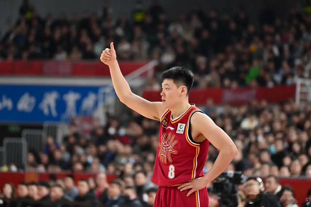 卢鹏羽投诉张宁！深圳男篮与山西男篮的比赛来到第四节，卢鹏羽忽然直接冲向张宁，并且