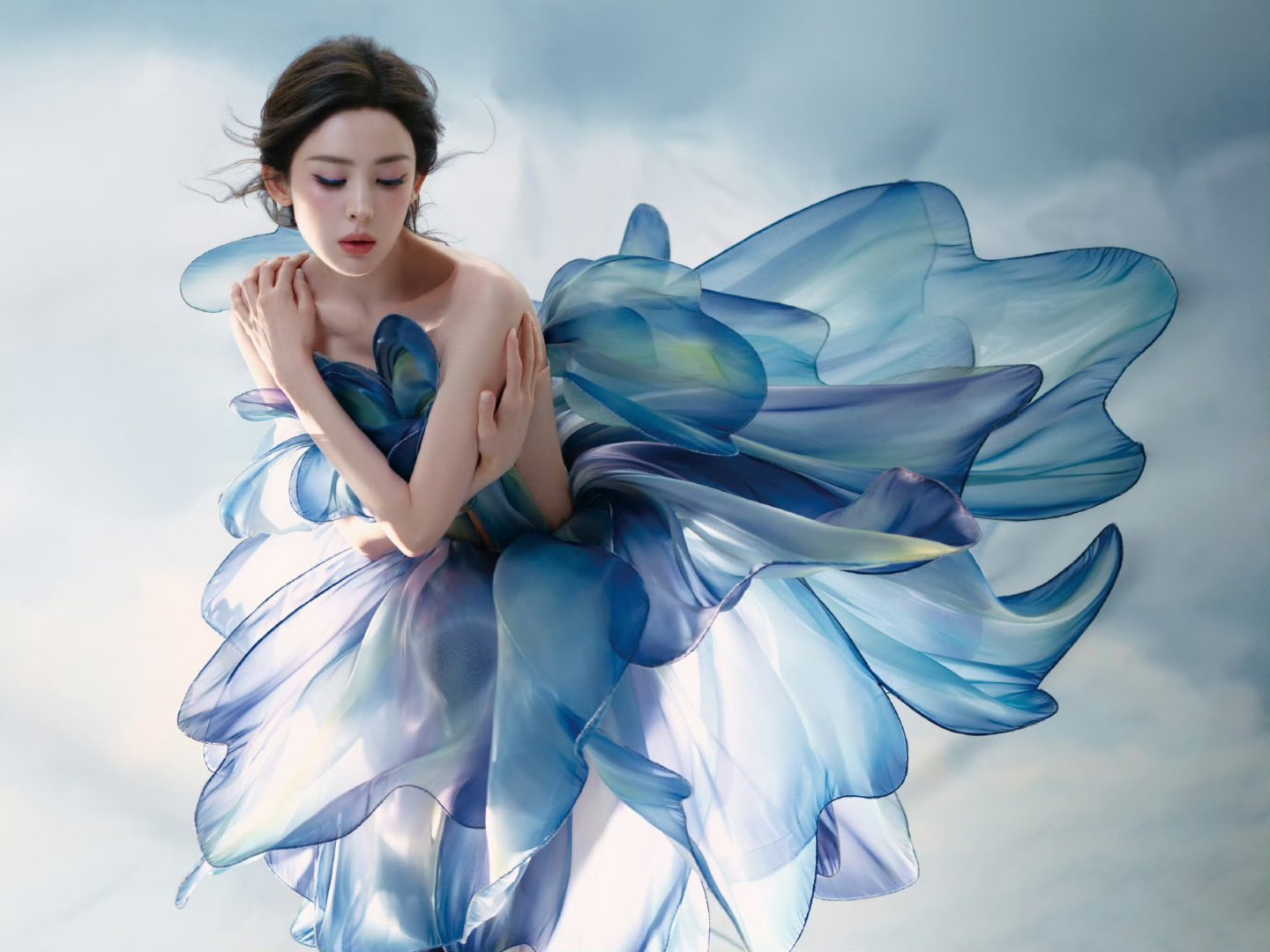 娜扎 蝴蝶仙子轻纱漫卷，破茧成蝶。古力娜扎这身Alexis Mabille高定，