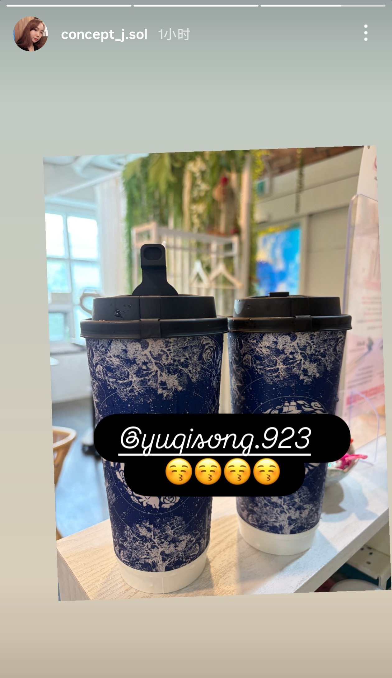 今天去做美甲啦💅 还给美甲老师点了奶茶的甜心小狗～～