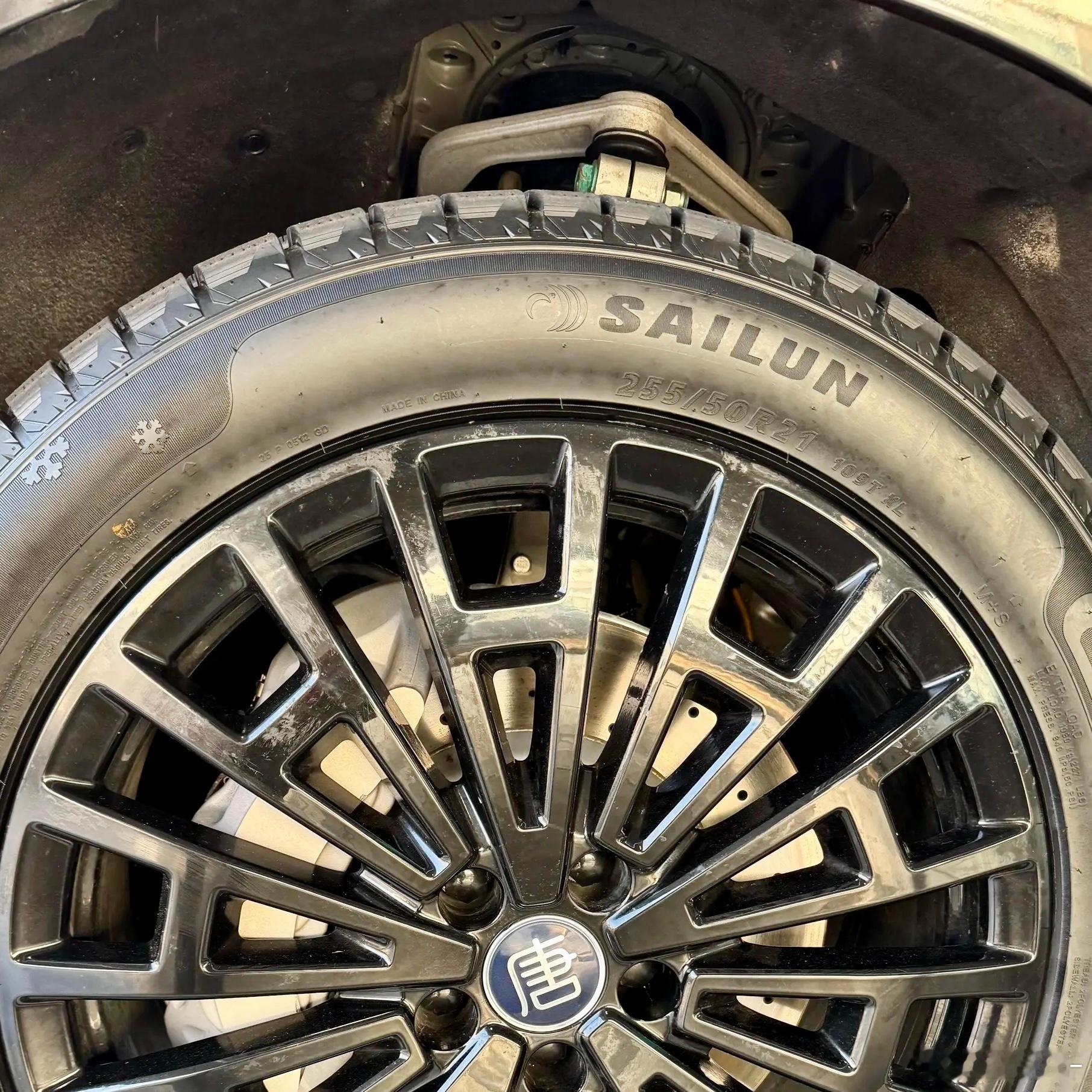 比亚迪大唐前轮对向6活塞一体成型卡钳，塔顶也是铸造的666 