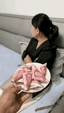 见钱眼开，具象化了。有钱不是万能的，没有钱是万万不能的。能用钱解决的事儿哪都不是