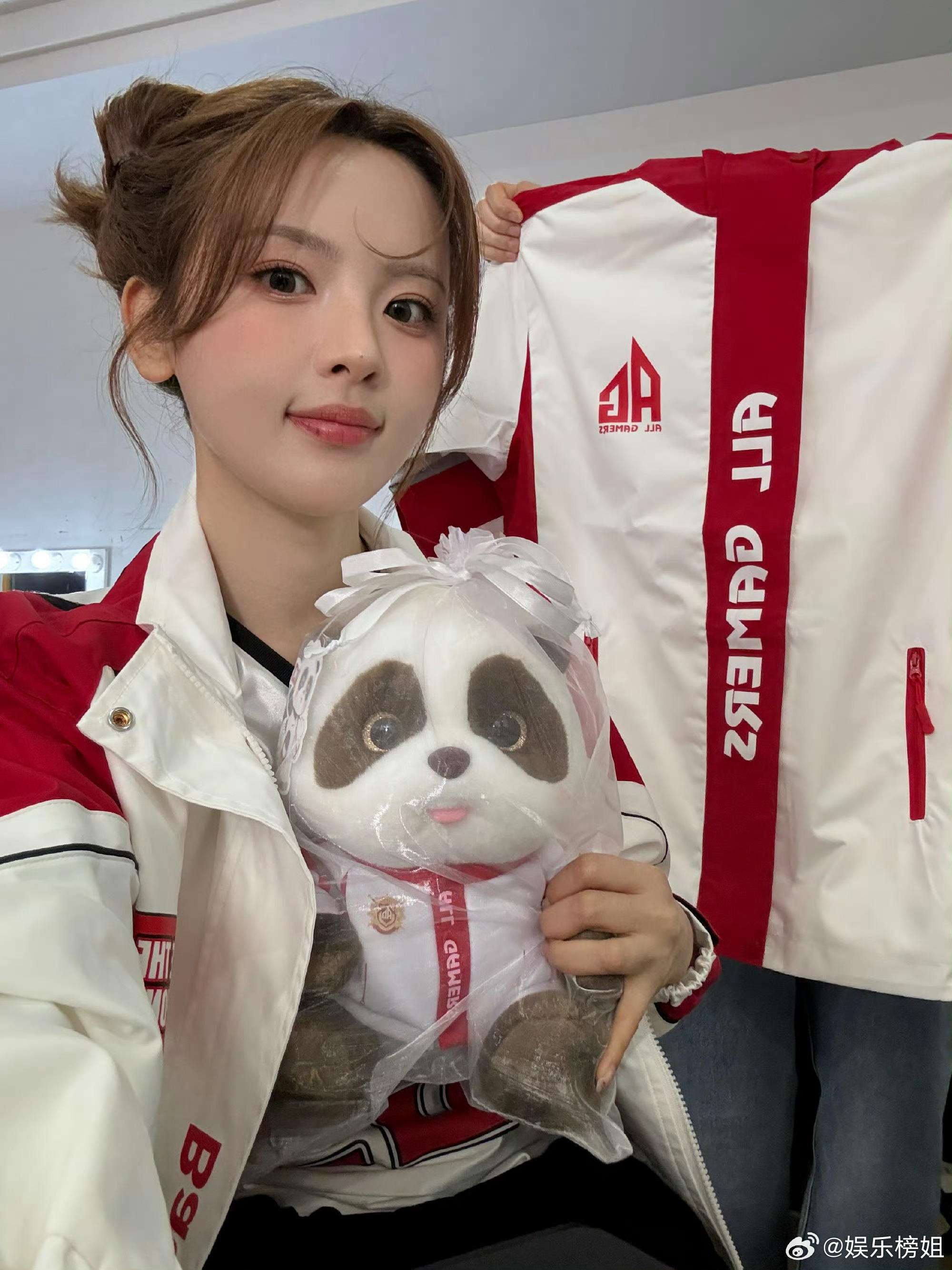 杨超越战至巅峰总决赛出图 杨超越在颜值这一块就没输过[抱一抱]今晚战至巅峰总决赛
