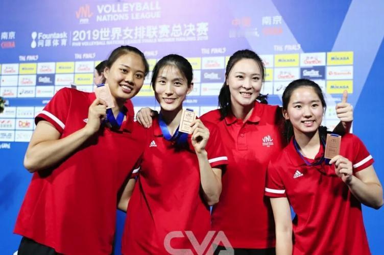 4位女排姑娘合照：我认出了神采奕奕的惠若琪，目若朗星的龚翔宇，怡颜悦色的刁琳宇，