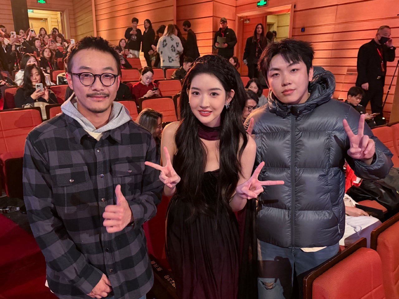 王玉雯晒与张兴朝李嘉诚合影王玉雯张兴朝李嘉诚合影[捂嘴哭][捂嘴哭][捂嘴哭] 