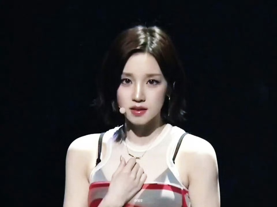 我就围着宋雨琦转了😭她真是我的妈妈我的主人🥵她轻轻勾勾手我就过去了😭我因为
