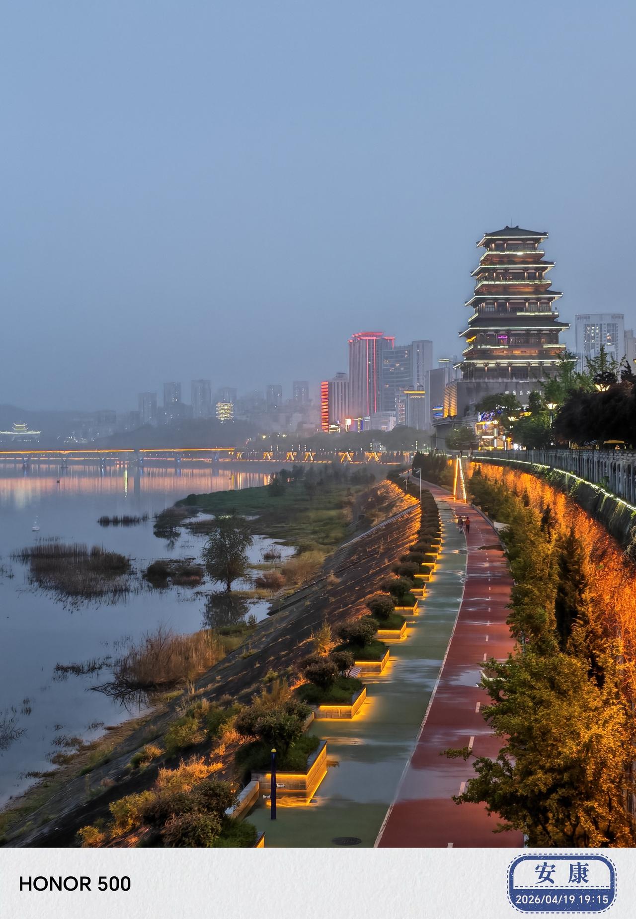 2026.4.20星期一
昨晚安康汉江两岸的夜景，值得分享：