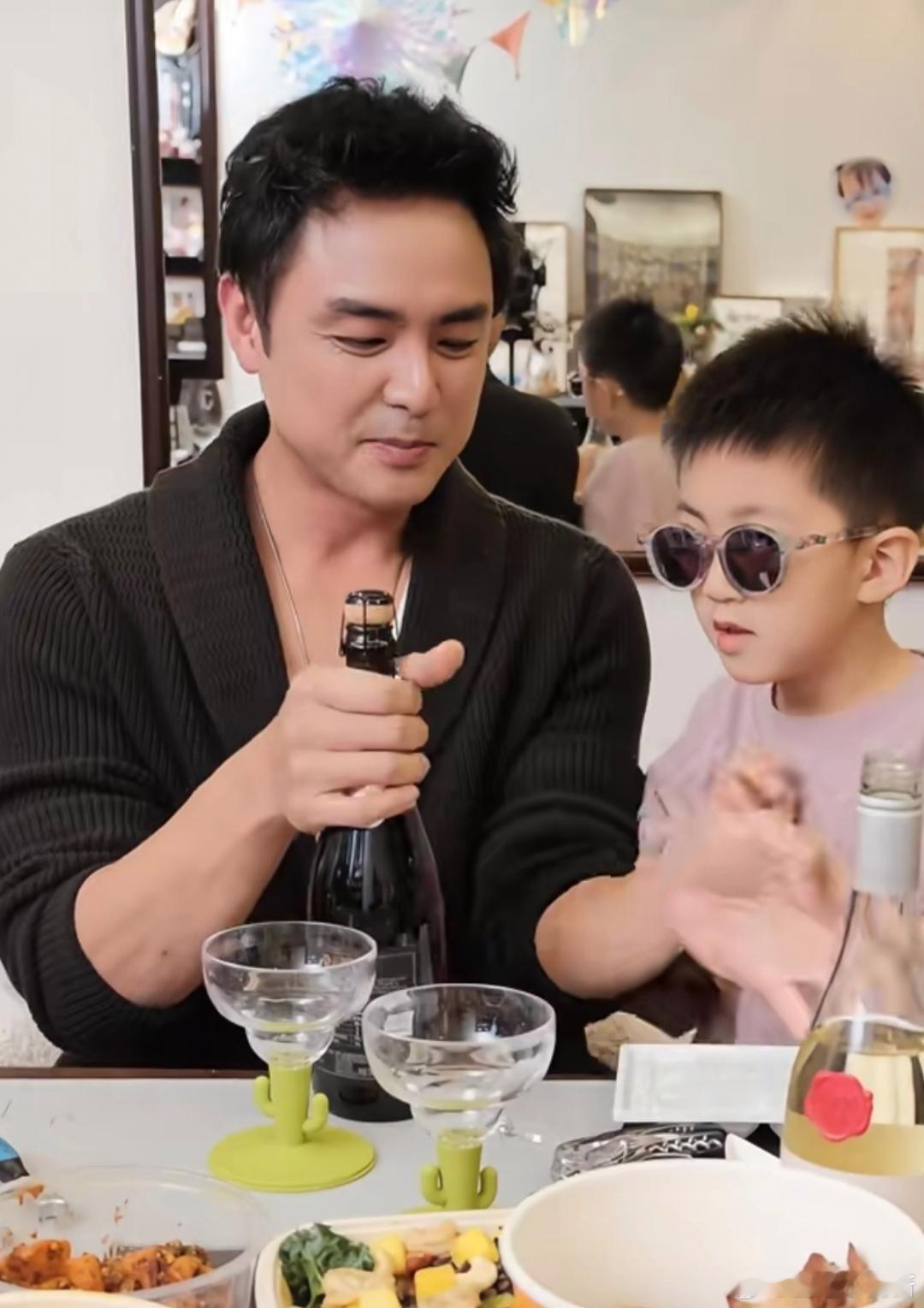 明道儿子入镜，虽然为了保护孩子带着墨镜，但是这孩子真的好像明道，尤其是嘴巴。明道