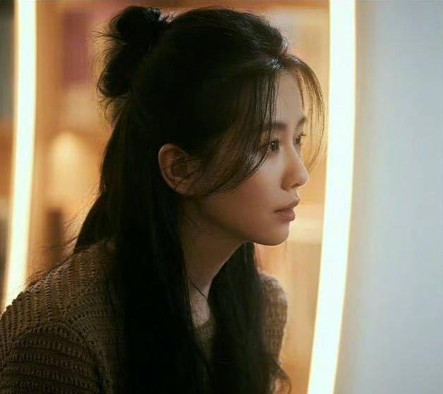 简简单单的几张剧照就非常有故事感了，期待春节档的惊蛰无声，期待刘诗诗饰演的小玉，