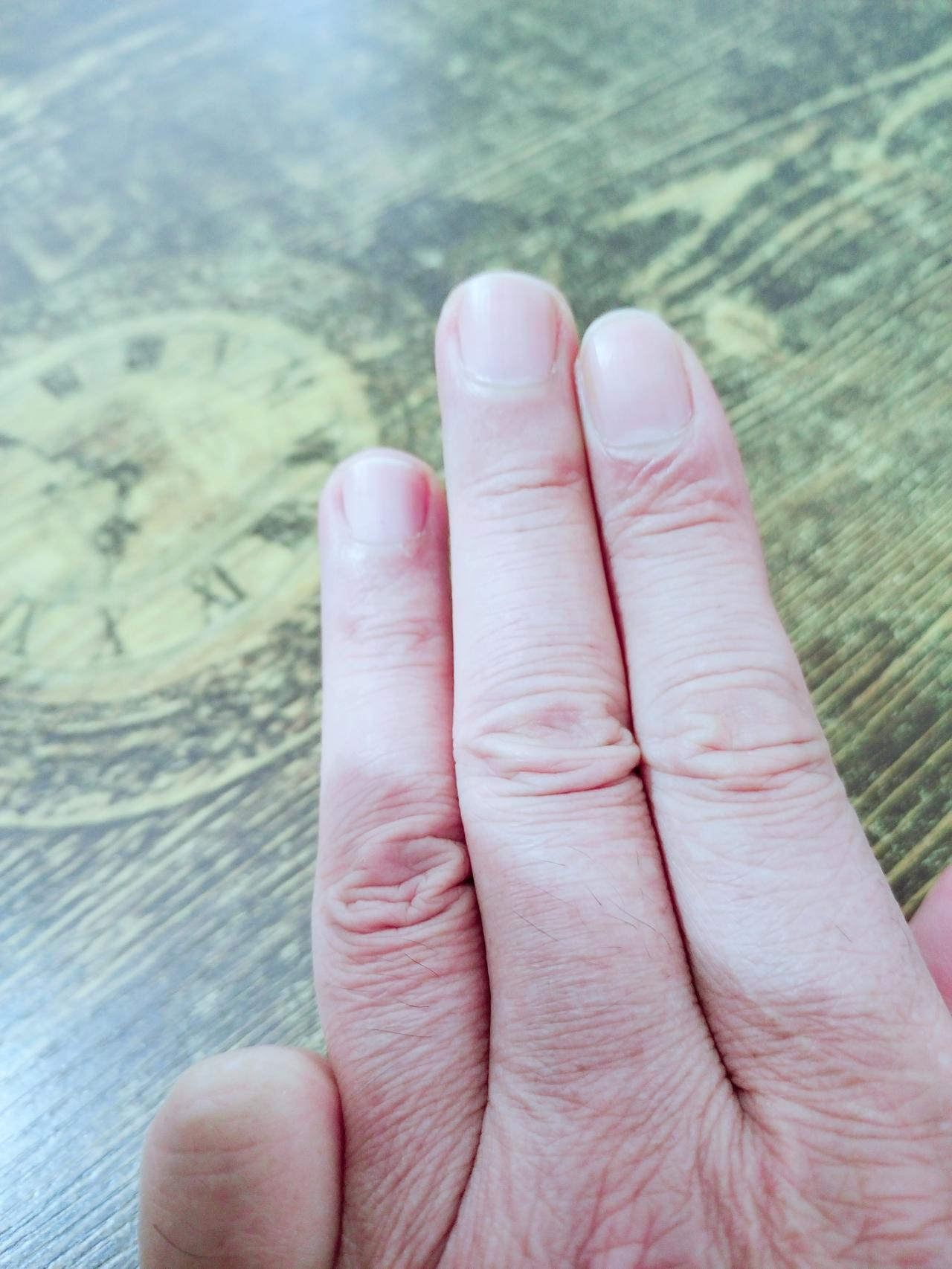 这才是万里挑一的指相，百万人中或许仅有一两人的食指比无名指长。传说拥有这类指相的