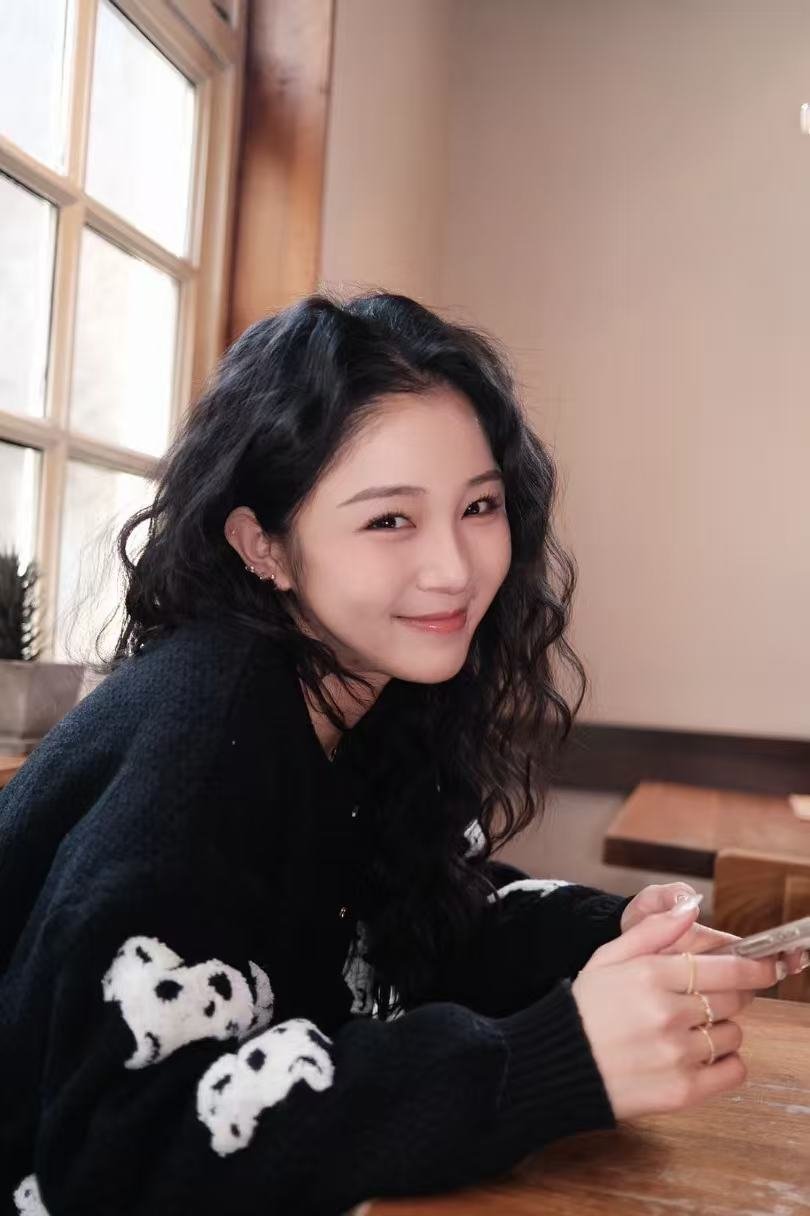 许静雅回应谋女郎身份 被问到谋女郎标签，她没有回避也没有卖惨。许静雅说相似源于导