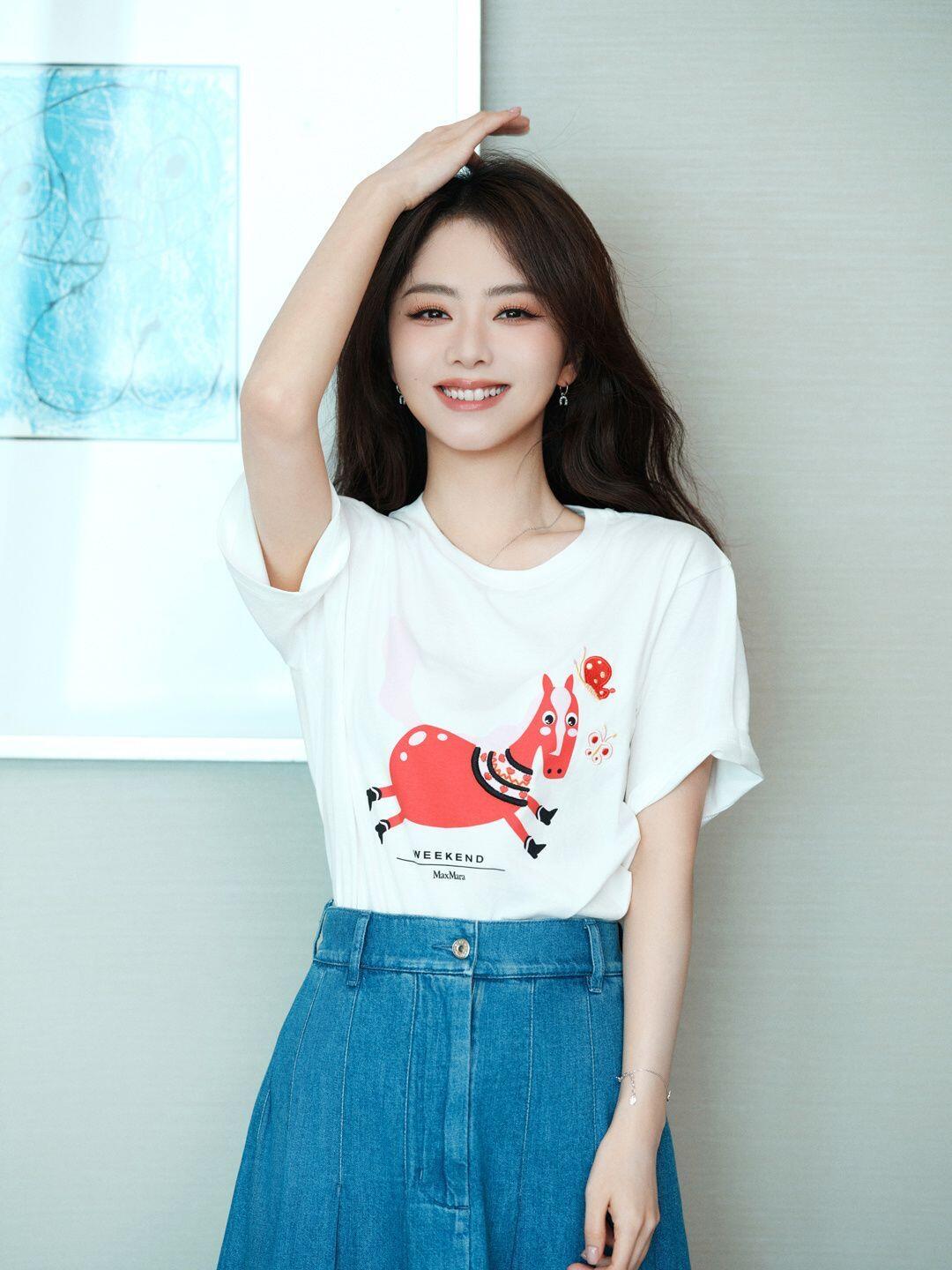 谭松韵完全不显年纪，这身造型实在太少女了！
童趣红马印花白T恤清新又灵动，给简约