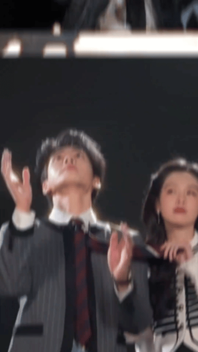 曾舜晞你牌呢曾舜晞转场那里是不是接漏了别人转场靠技巧，曾舜晞转场靠勇气，这衔接是