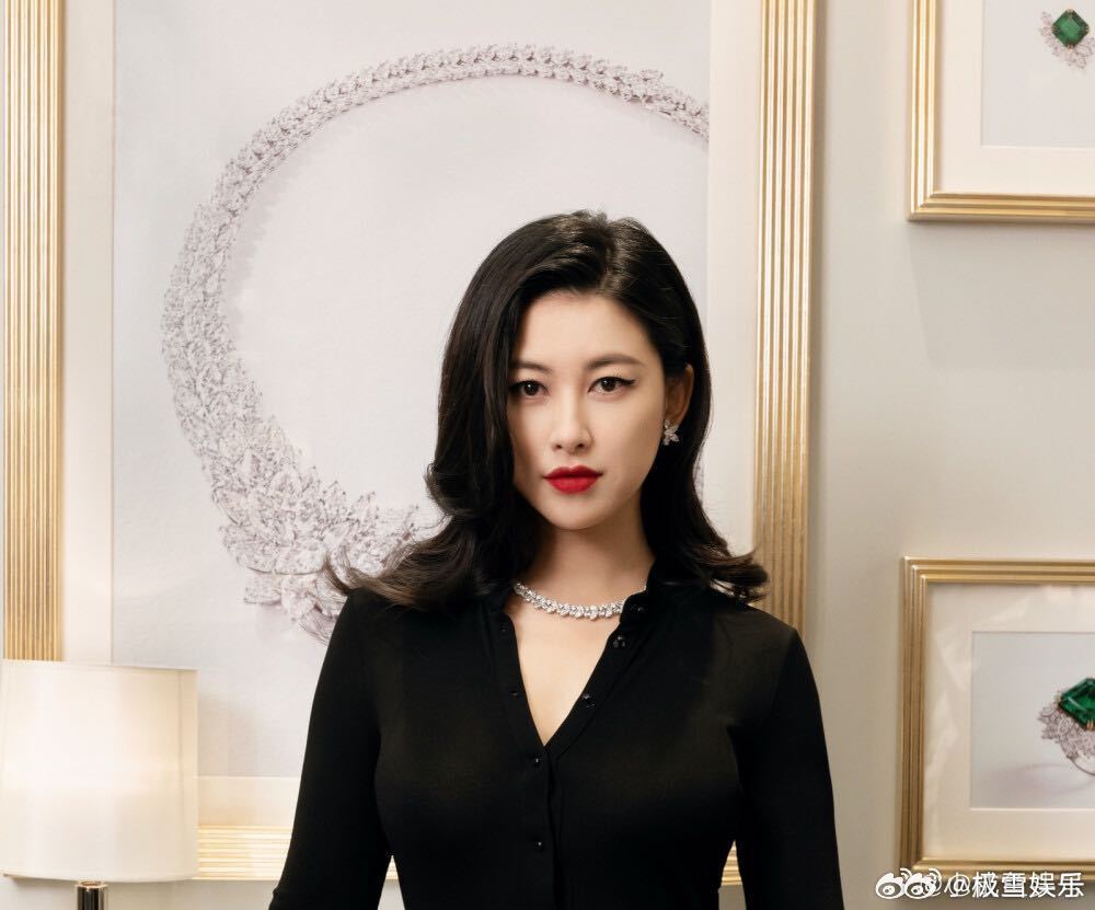 朱珠好绝的妈咪气质 朱珠的妈咪气质温柔又强大，眼神里满是爱意，举手投足间透着从容